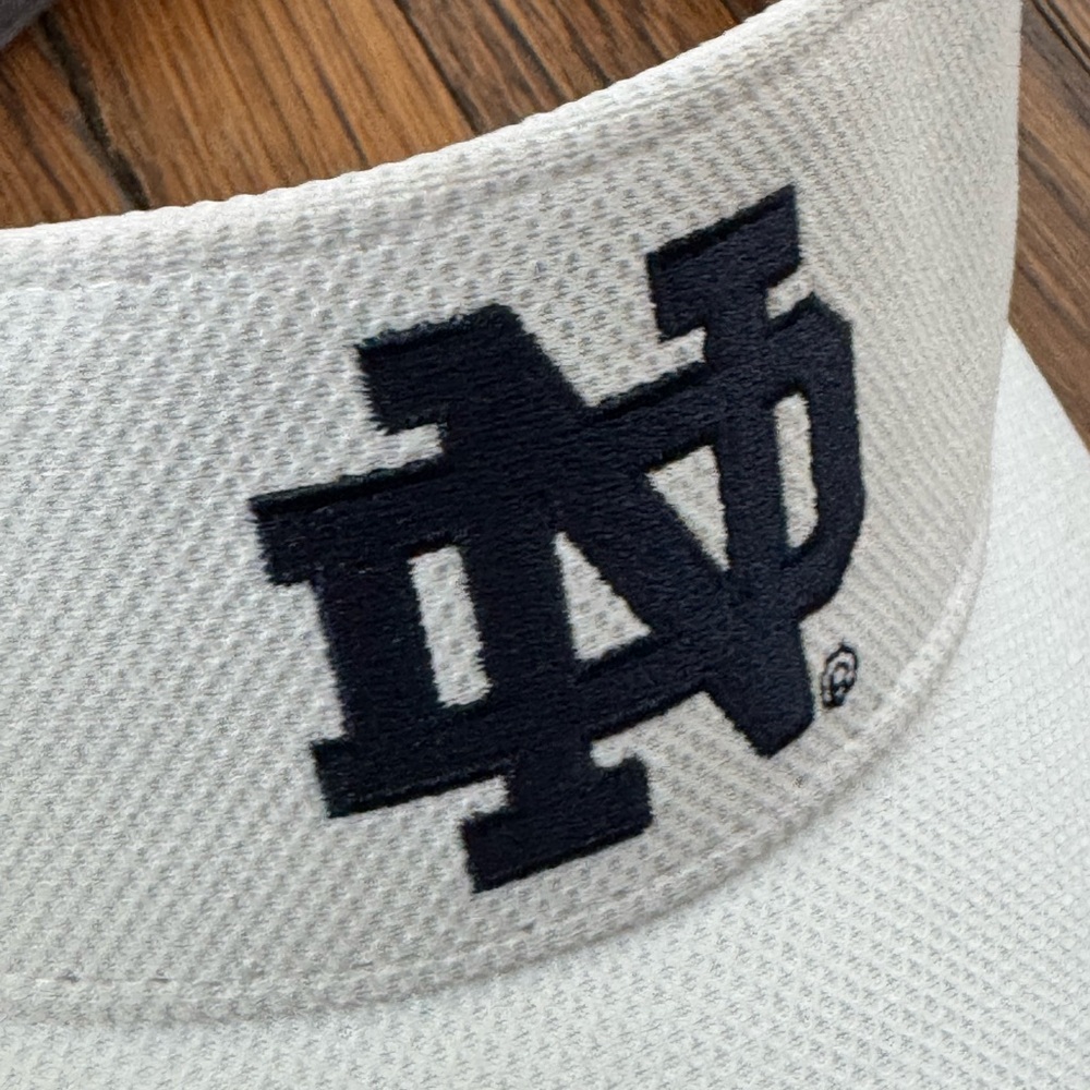 NOTRE DAME Official (UNDER ARMOUR) White Visor with NOTRE DAME Logo - Picture 6 of 8